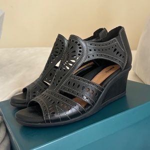 Earth Women’s Crown Black Leather Wedge SIZE 10 BARELY WORN